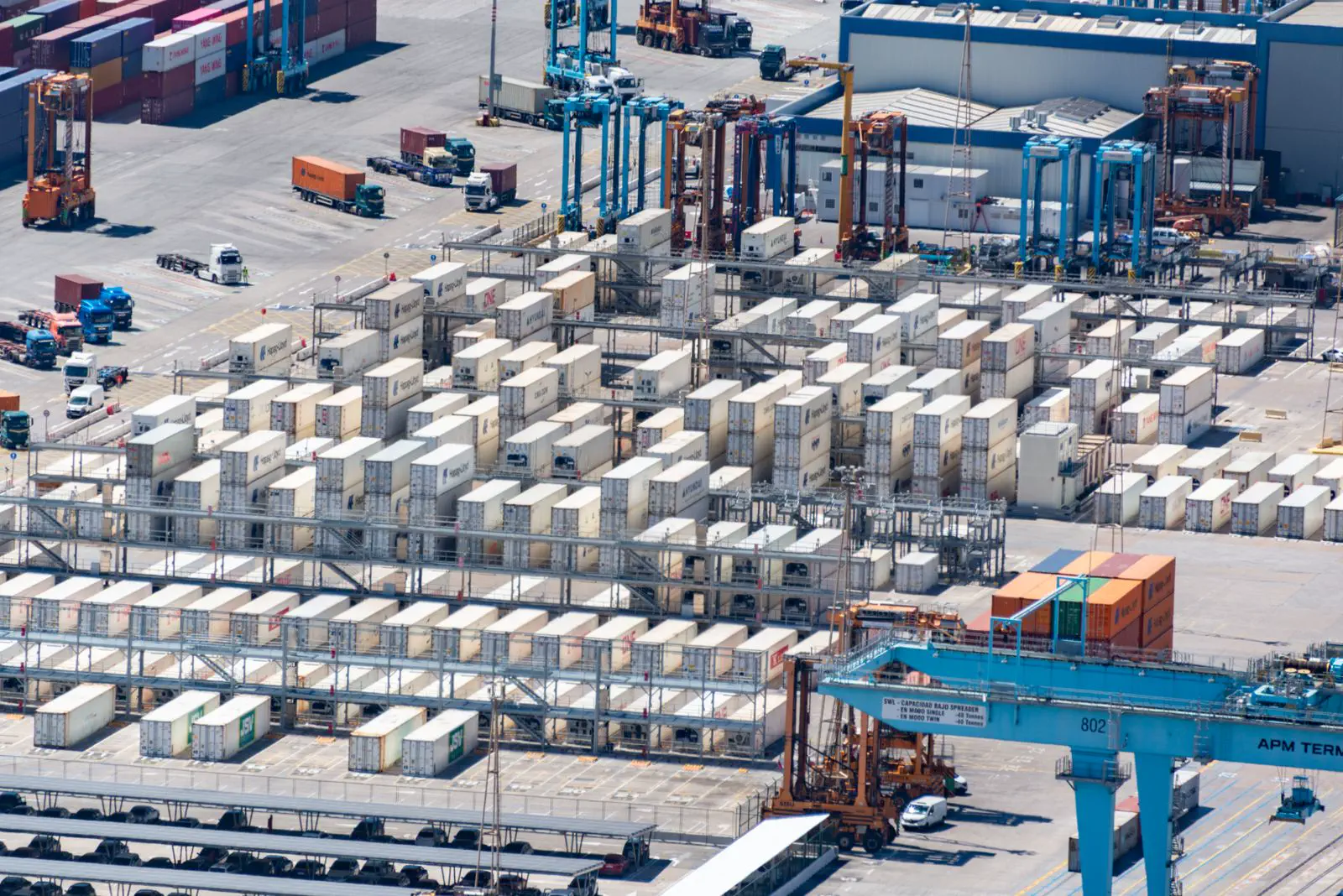 International container routes and coordinated freight handovers