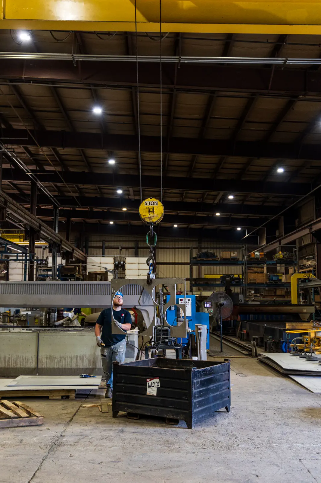 Oversized molds and heavy tooling: plan lifting before transport — Passion Freight Global field example