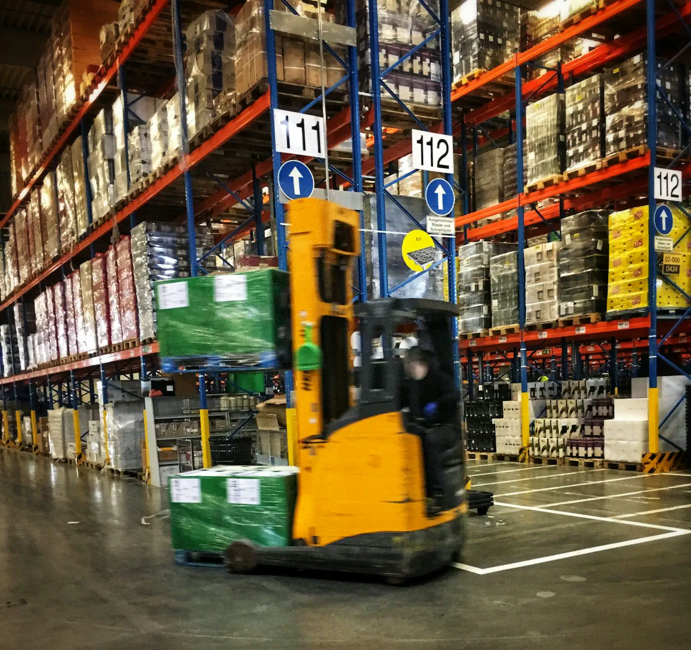 Forklift handling for heavy project cargo and export machinery