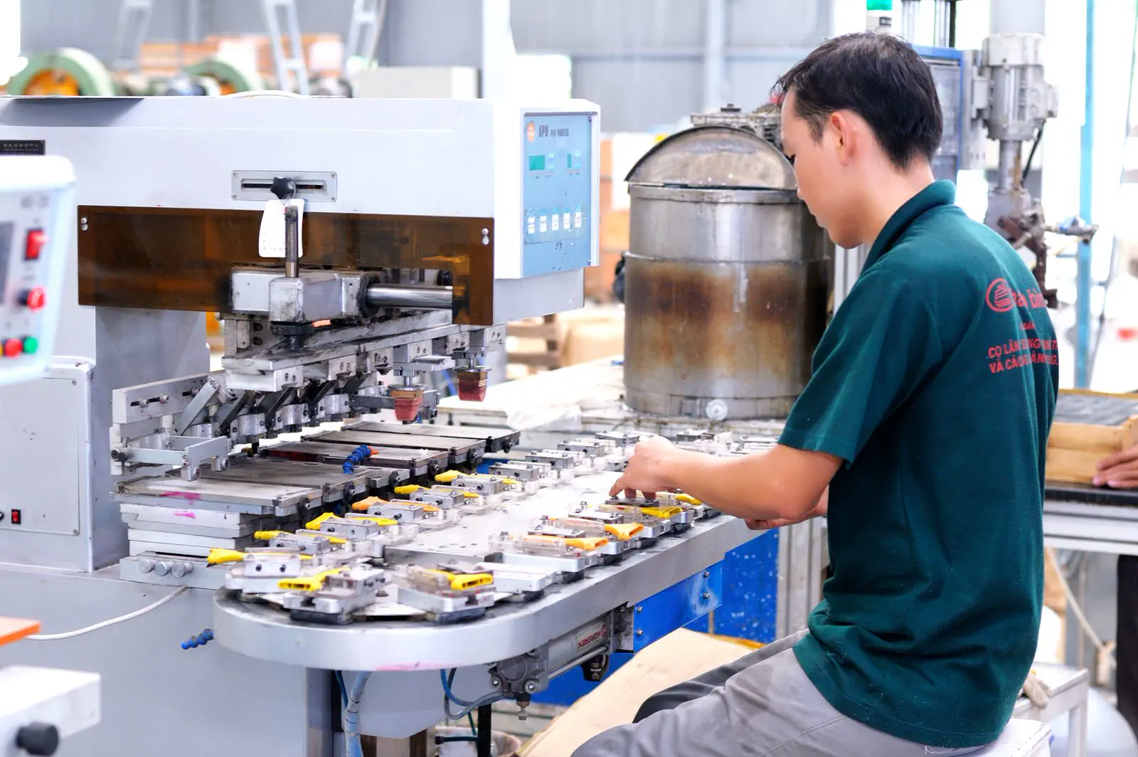 Using a confidential factory network without exposing commercial relationships